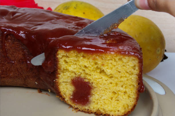Bolo de fubá com goiabada